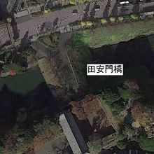 田安門橋の上空からの航空写真です。南が田安門、北が九段坂です