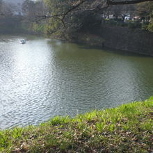 西側の濠の千鳥ヶ淵に接している田安門橋の西側の袂です。