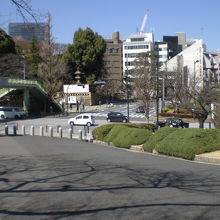 田安門橋から九段坂に至る舗装道路です。二股の西側部分です。
