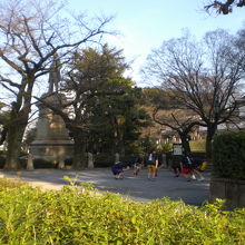 九段坂公園の小さな広場と東側の銅像と高燈篭の様子です。