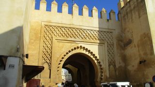 スマリン門の上にはコウノトリが巣を作っており、大きなコウノトリの飛ぶ姿を見ることもできました。