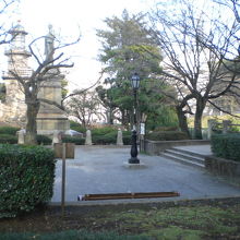 九段坂公園の広場と東側の銅像と高燈明の様子が解ります。