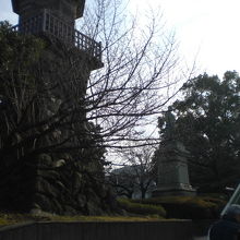 九段坂公園の高燈と篭銅像を東側から見ている写真です。