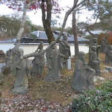 宝厳院の前に70体の羅漢像。