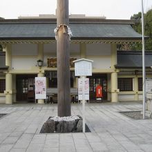 愛知護国神社神門と真柱