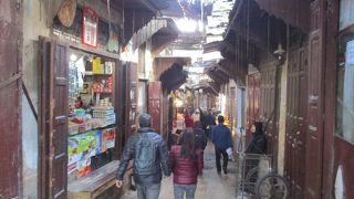 「世界一複雑な迷路」と言われる１２００年の歴史を持つ、モロッコ最古の古都フェス旧市街にある市場です。
