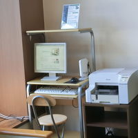 ロビーにはPCとプリンターも用意されています。