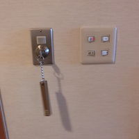 照明スイッチ傍の鍵穴に差し込まないと照明は点灯しません。