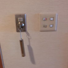 照明スイッチ傍の鍵穴に差し込まないと照明は点灯しません。
