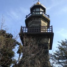 九段坂公園の中に建てられている高燈篭の塔です。とても高いです