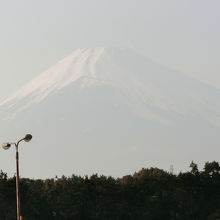 雲がなければホテル前からは富士山も見えます。