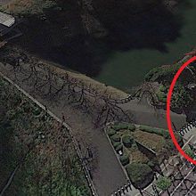 田安門から田安門橋を経て、九段坂に至る左側に高燈篭があります