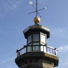 九段坂公園の高燈篭は、彷徨える霊に方角を示す灯となっています