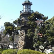 田安橋を渡るとすぐに、九段坂公園の高燈篭が目に入ります。