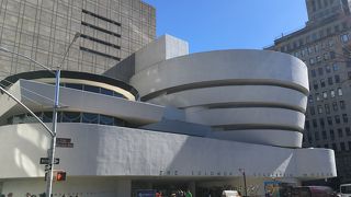 フランク・ロイド・ライトが設計した建物の中で鑑賞する現代アート