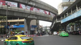 朝のラーマ1世通り