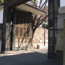 田安門の横に立てられている北の丸公園の案内の石柱です。