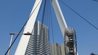 バブリーで斬新的な橋