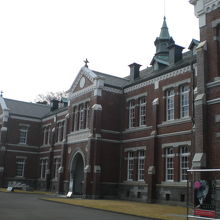 旧近衛師団司令部の建物も、北の丸公園の南側にあります。