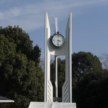 北の丸公園のほぼ中央にある時計塔です。武道館の横にあります。