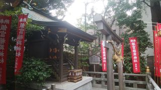 境内のはずれに目立たずあります。