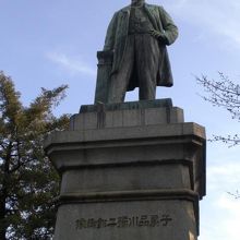 品川弥二郎子爵との銘が、台座に刻されている銅像です。