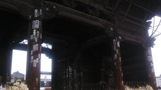 門に掛けられたワラジ