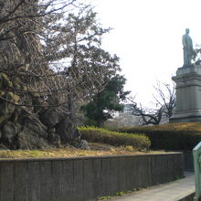 品川弥二郎子爵の銅像を、九段坂の横から見ている写真です。