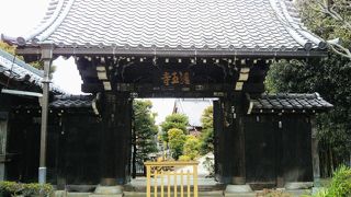 山門に銃弾の痕が残る「経王寺」