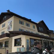ファルツァレーゴ峠の中央にあるレストラン兼お土産屋さん。