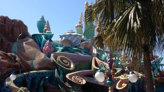 薄暗いが海底をイメージ