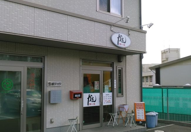お勧めは担たんめんで、醤油、味噌、塩、黒ごまの四種類から選べます。値段は690円から790円と手頃です。