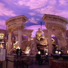 噴水を囲む一画にあります