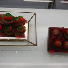 イチゴをまるごとチョコでコーティングしたオードリー