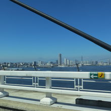 ベイブリッジ上から見る横浜