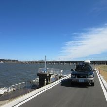 北浦の護岸は整備されていて鉄橋も良く見えます