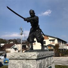 駅前には二本松少年隊の像があります