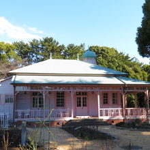 公園広場方面からの外観