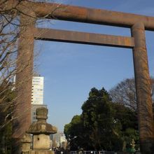 お靖国神社の入口に立てられている大鳥居です。２５ｍの高さです