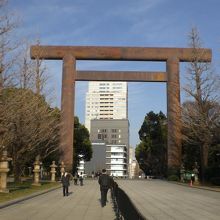 靖国神社の大鳥居を通して、神社入口方向を見ている写真です。