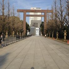 靖国神社の参道から、大鳥居を見た写真です。西側から撮りました