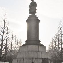 東を向いて、靖国神社参道に立てられている大村益次郎の銅像です