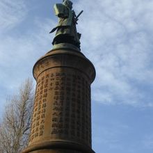 靖国神社の参道に置かれている大村益次郎の銅像の側面です。