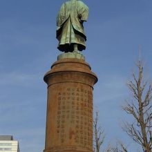 靖国神社の大村益次郎の銅像です。背後の西側から見ています。