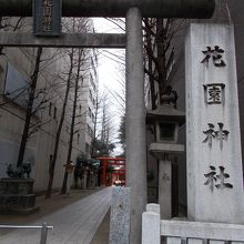 参道奥の左手に本殿があります。