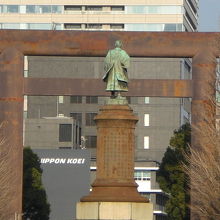 靖国神社の大鳥居の方向に向いている大村益次郎の銅像です。