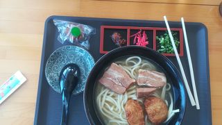 海を一望しながら食事ができる