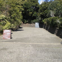 千鳥ヶ淵戦没者霊苑の入口です。霊苑は、入口から西に入ります。