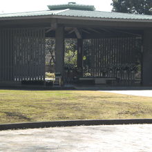 千鳥ヶ淵戦没者墓苑の六角堂です。慰霊の華が絶えません。