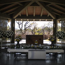 千鳥ヶ淵戦没者霊苑の六角堂の中です。白菊の華に囲まれています